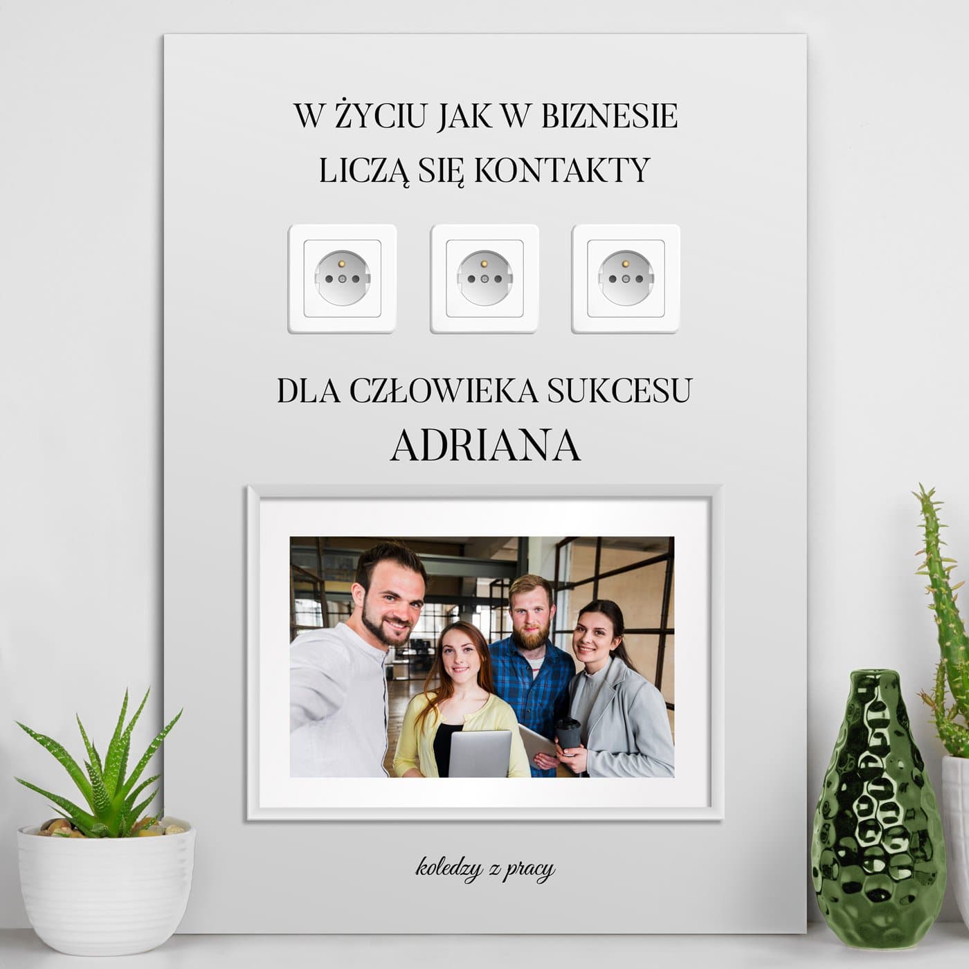 Plakat metalowy personalizowany M ze zdjęciem dla kolegi z okazji awansu w pracy